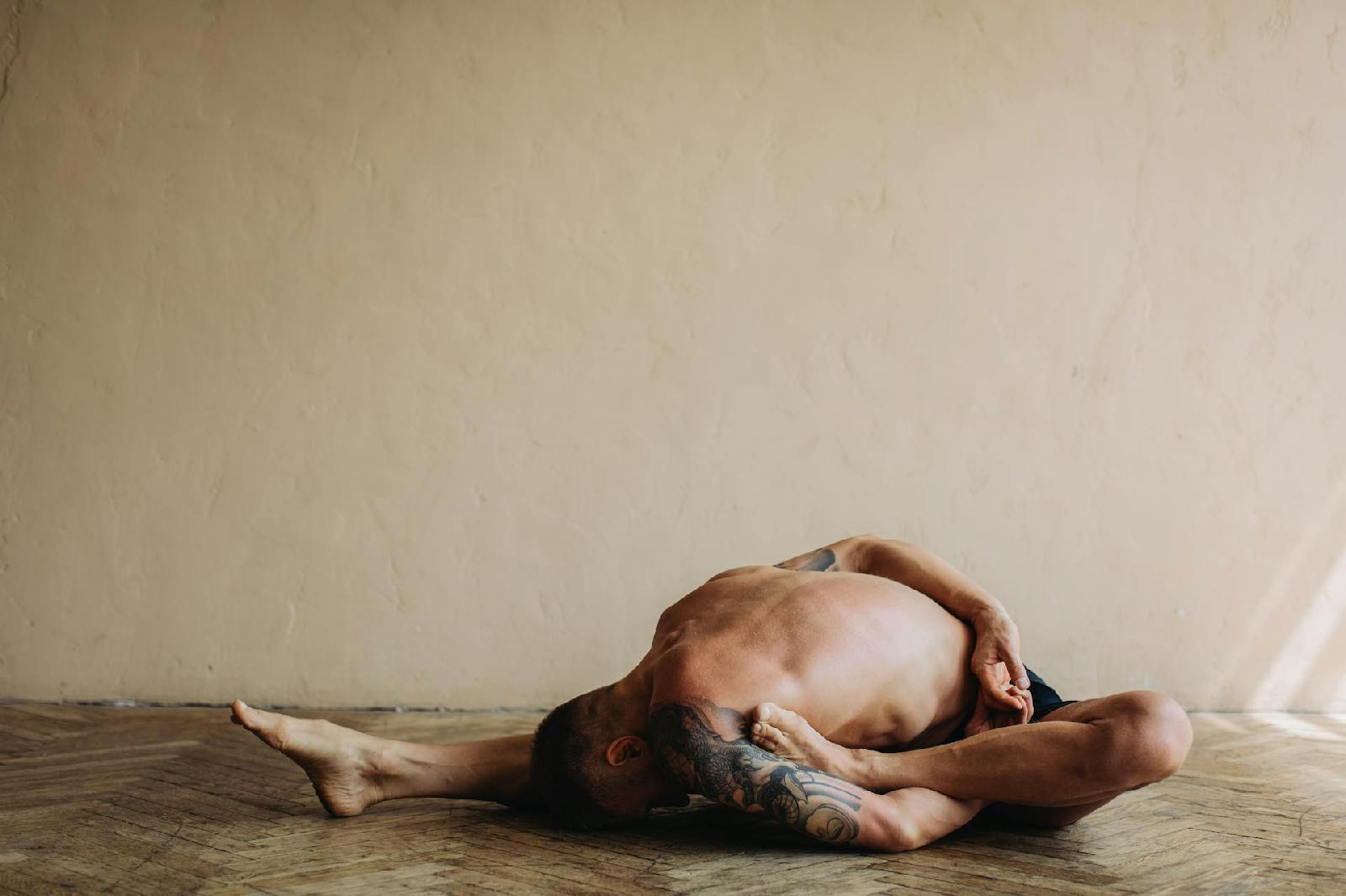 Yoga nu : decouvrez les principes et les bienfaits de cette pratique